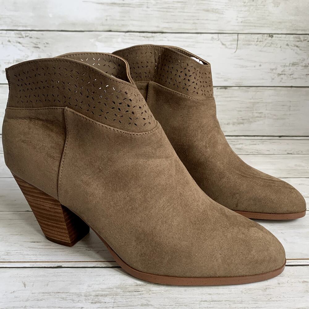 NWT Violet &‎ Red Jackson Laser Cut Topline Booties in Taupe